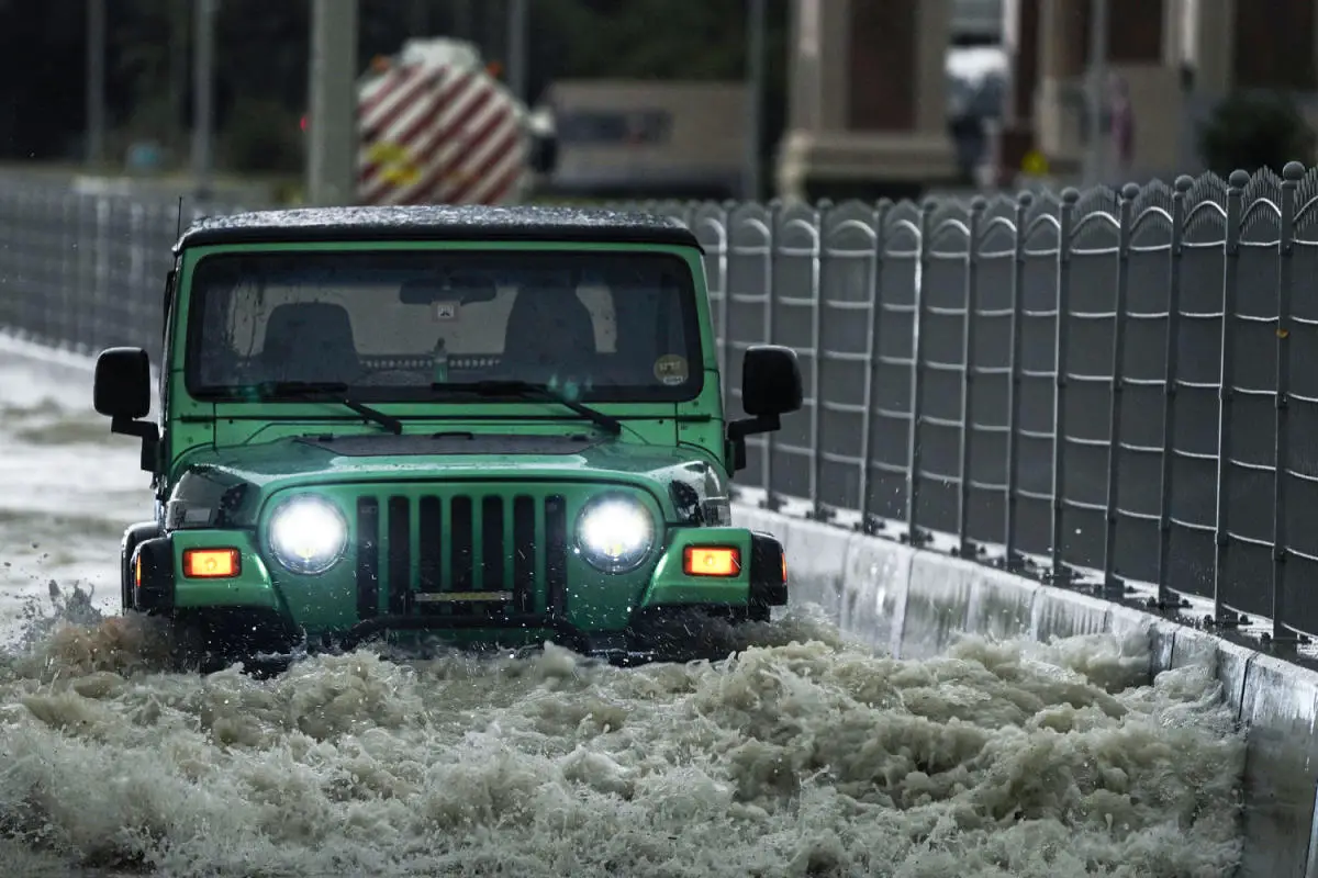 Heavy rains cause rare flooding in Dubai