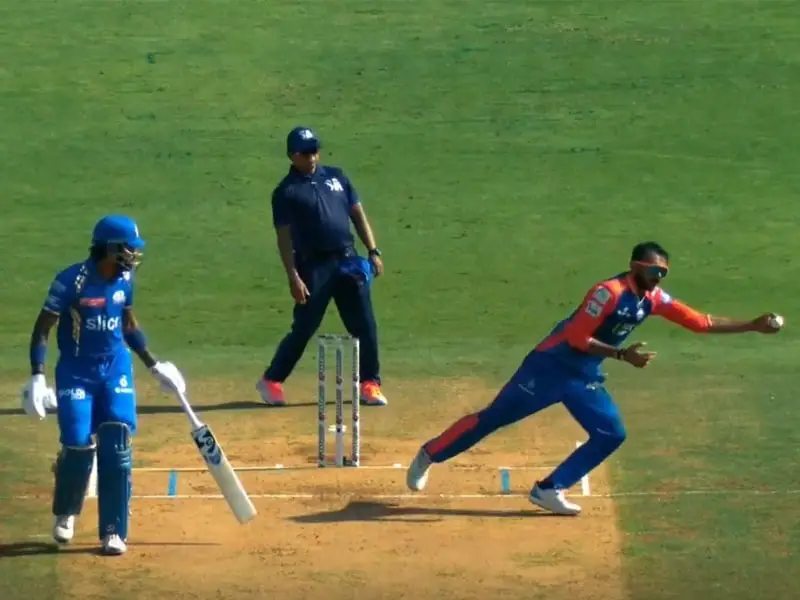 Axar Patel Takes Brilliant One-Handed Catch Against Mumbai Indians, Stuns Everyone – Watch