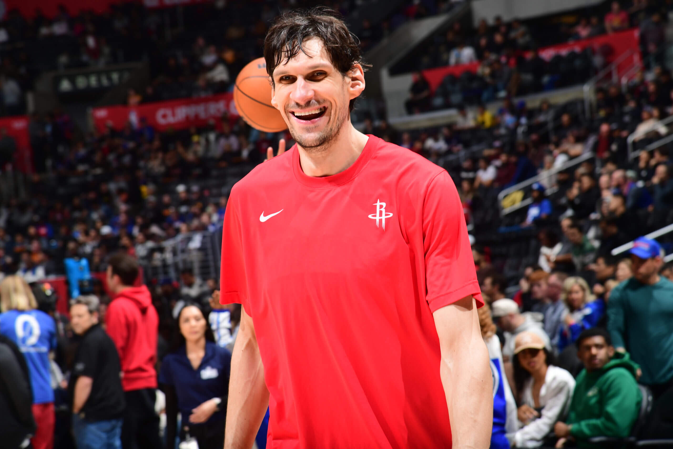 Boban Marjanović intentionally misses free throw to give Clippers fans free chicken