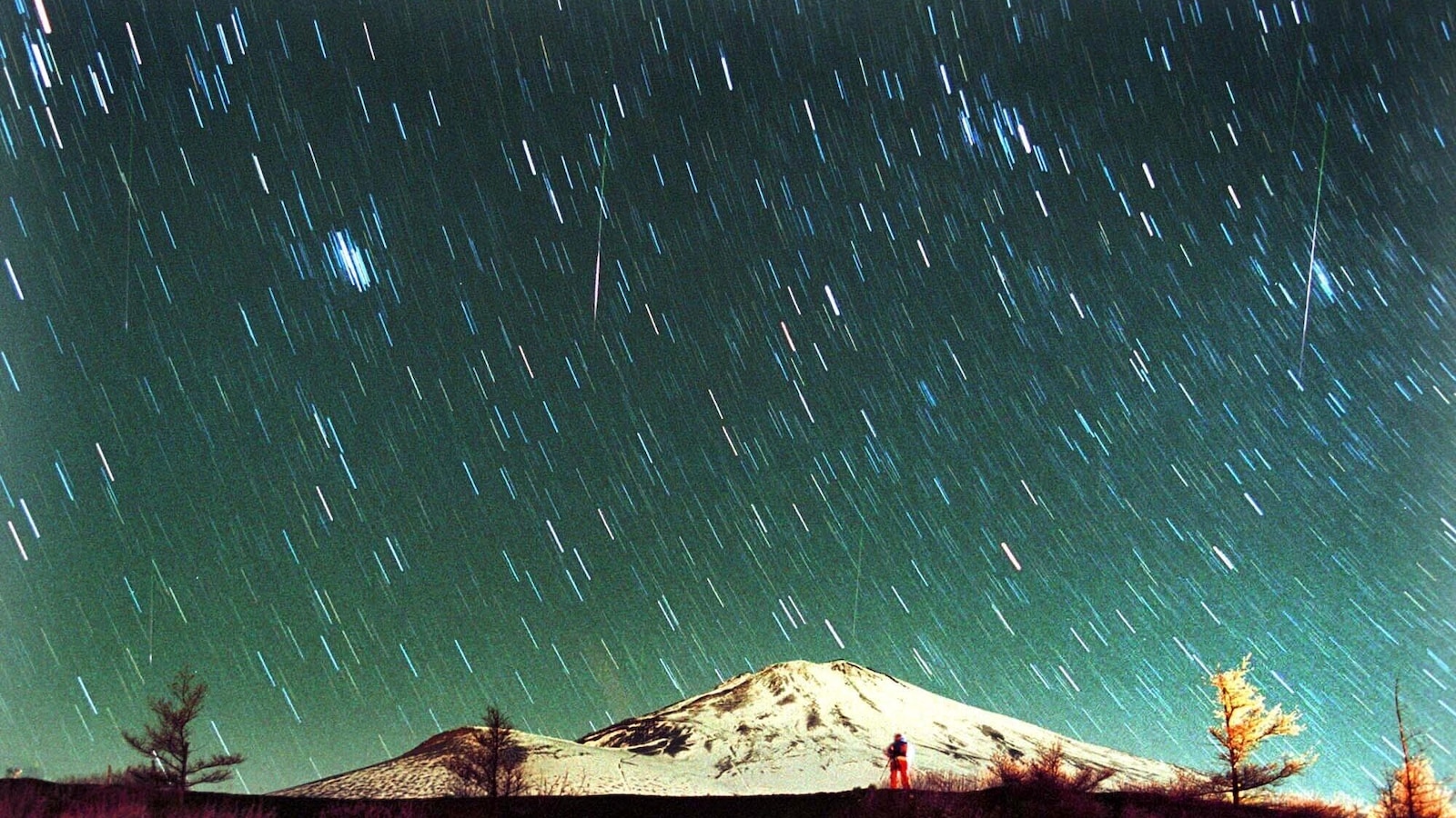 The Leonid meteor shower peaks as the supermoon wanes