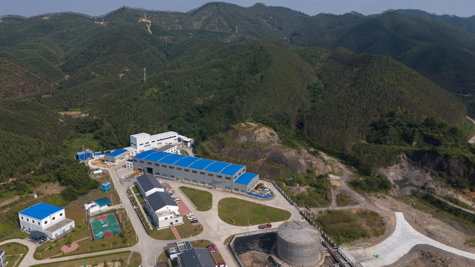 A new neutrino detector in China aims to spot mysterious ghost particles lurking around us