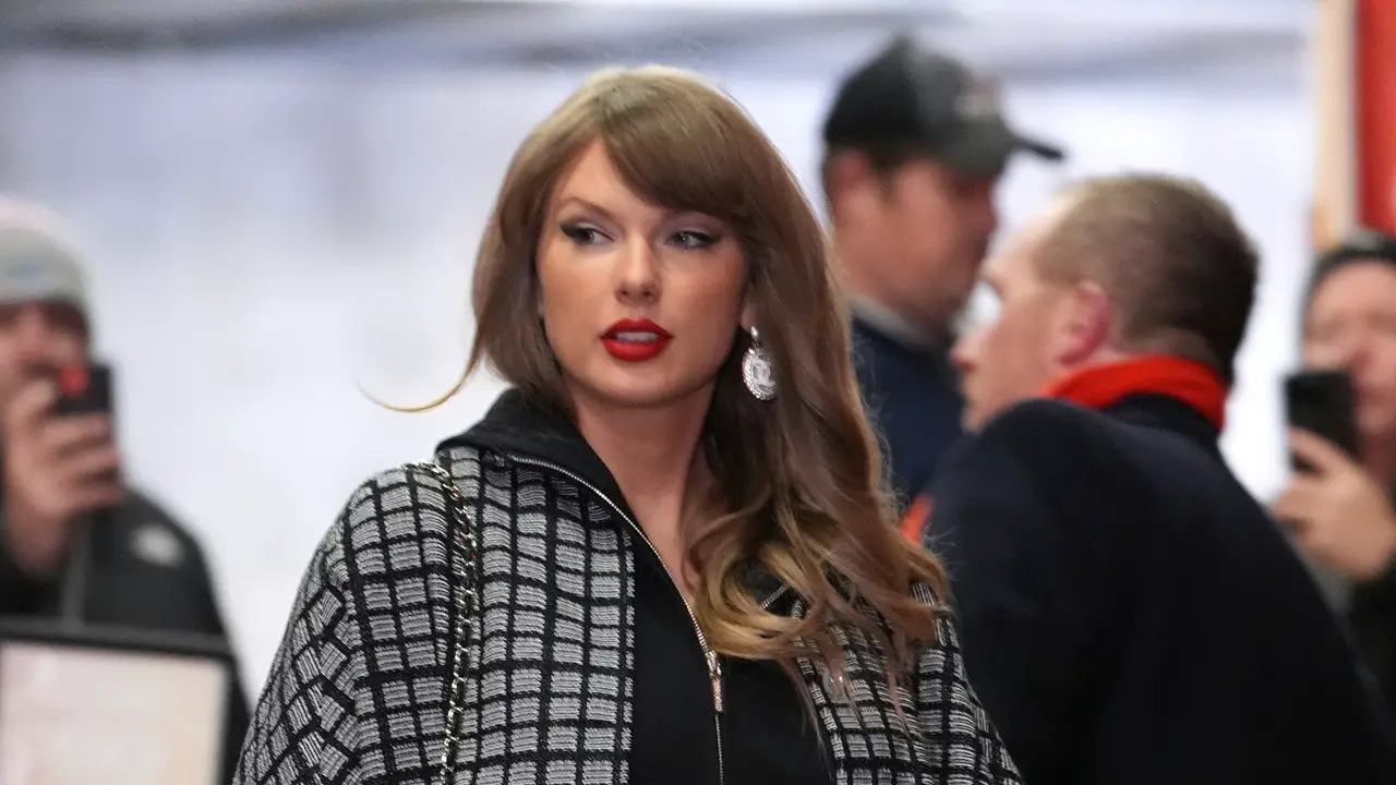 A Taylor Swift Fan Correctly Predicted Her Outfit For the Chiefs Playoff Game Against the Texans