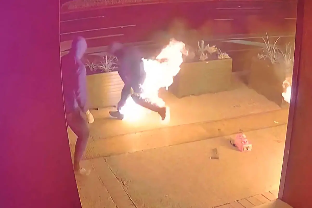 Inept arsonist set his pants on fire